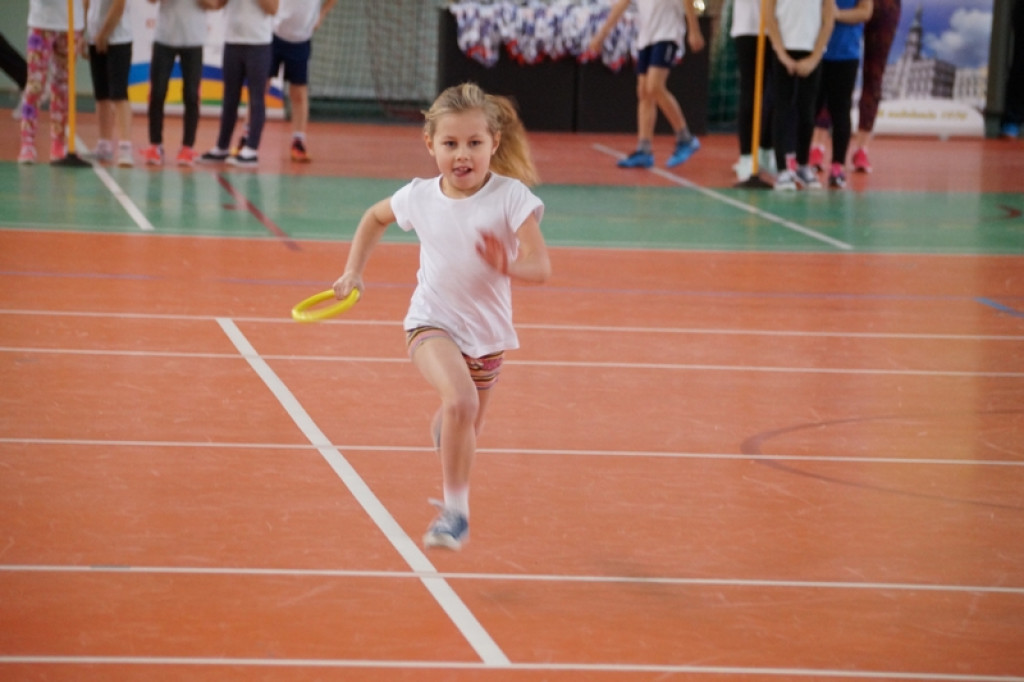Najmłodsi uczniowie klas sportowych na zawodach