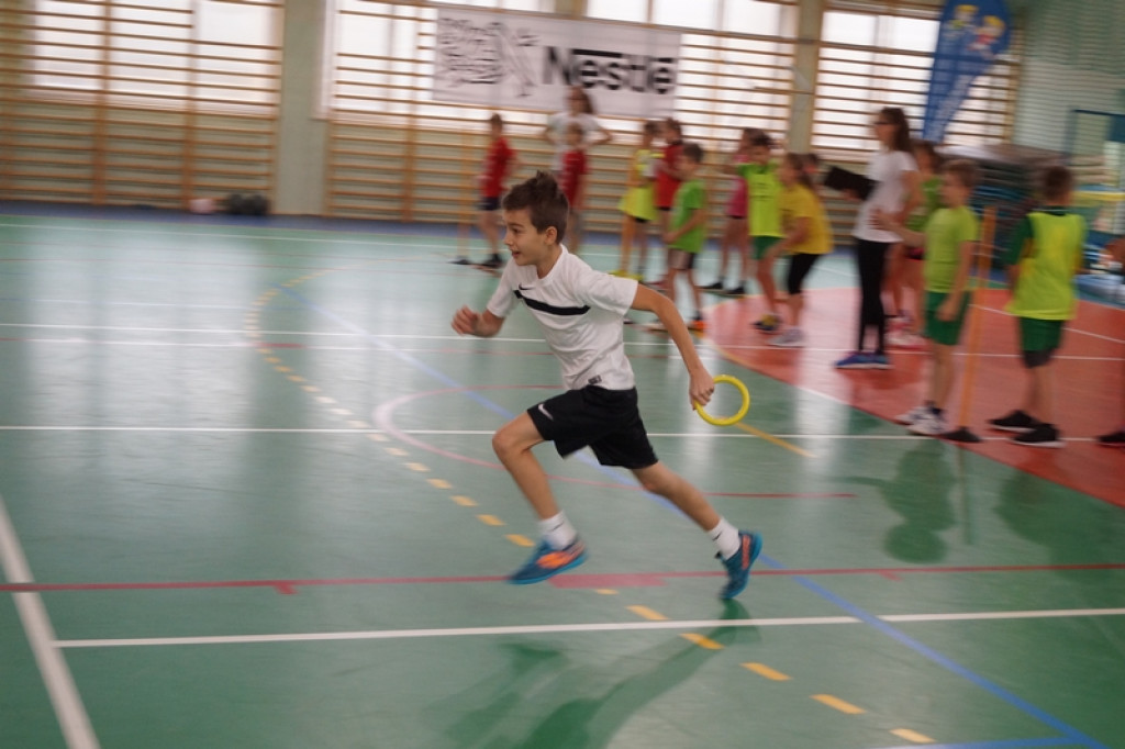 Najmłodsi uczniowie klas sportowych na zawodach