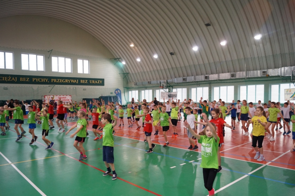 Najmłodsi uczniowie klas sportowych na zawodach