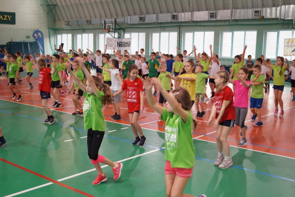 Najmłodsi uczniowie klas sportowych na zawodach