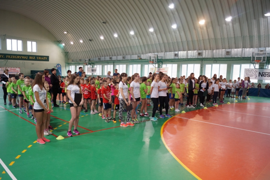 Najmłodsi uczniowie klas sportowych na zawodach