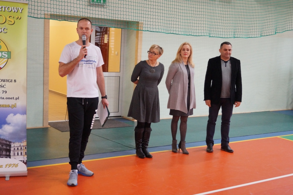 Najmłodsi uczniowie klas sportowych na zawodach