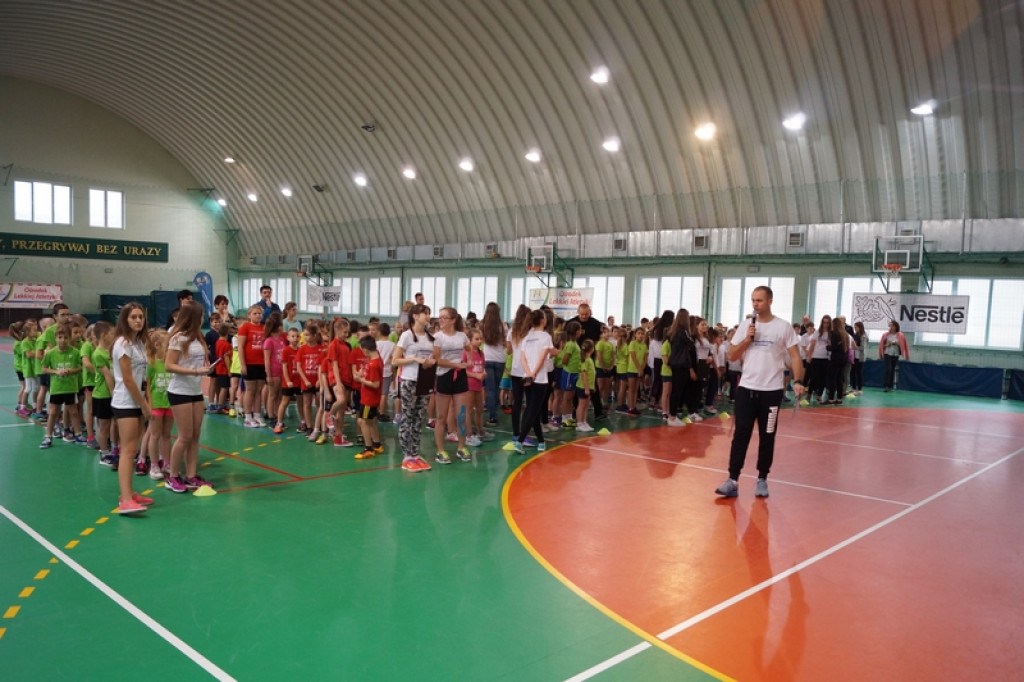 Najmłodsi uczniowie klas sportowych na zawodach