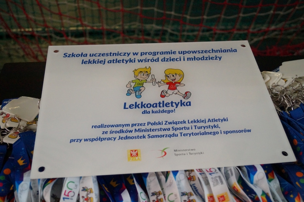 Najmłodsi uczniowie klas sportowych na zawodach