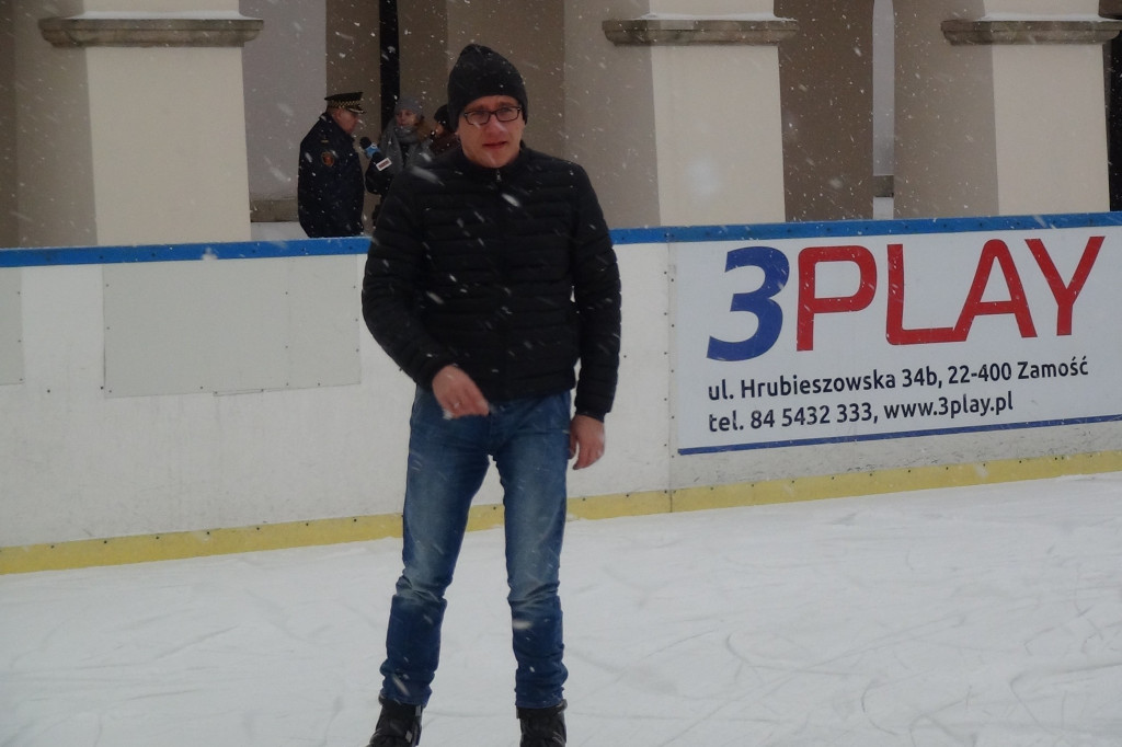 Ruszyło lodowisko pod ratuszem [ZDJĘCIA]