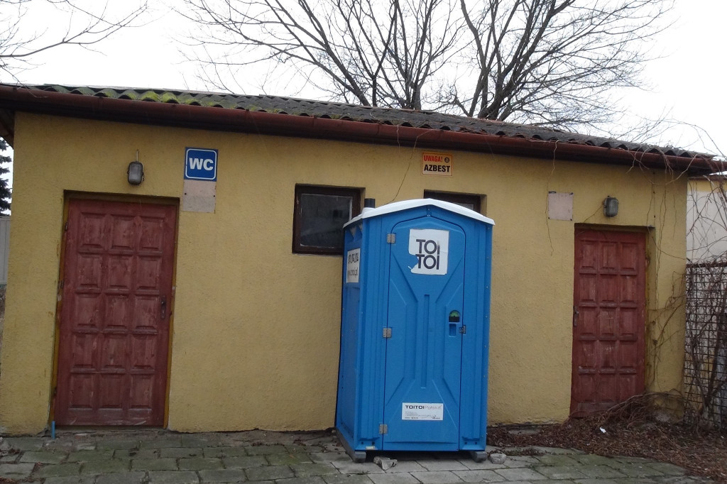 A po dworcu hula wiatr...
