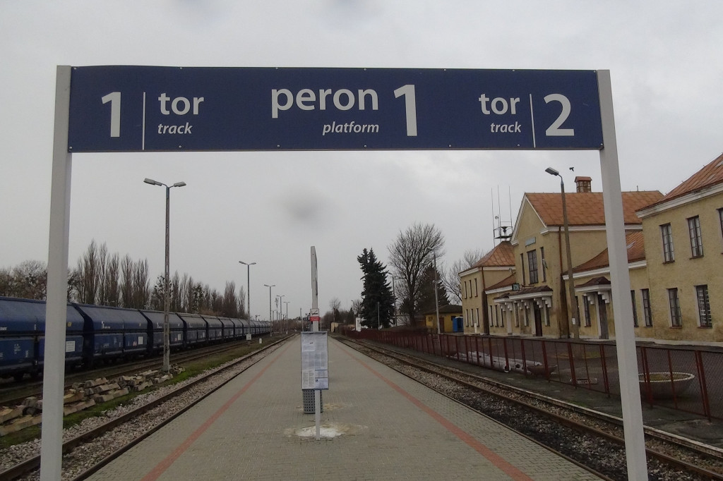 A po dworcu hula wiatr...