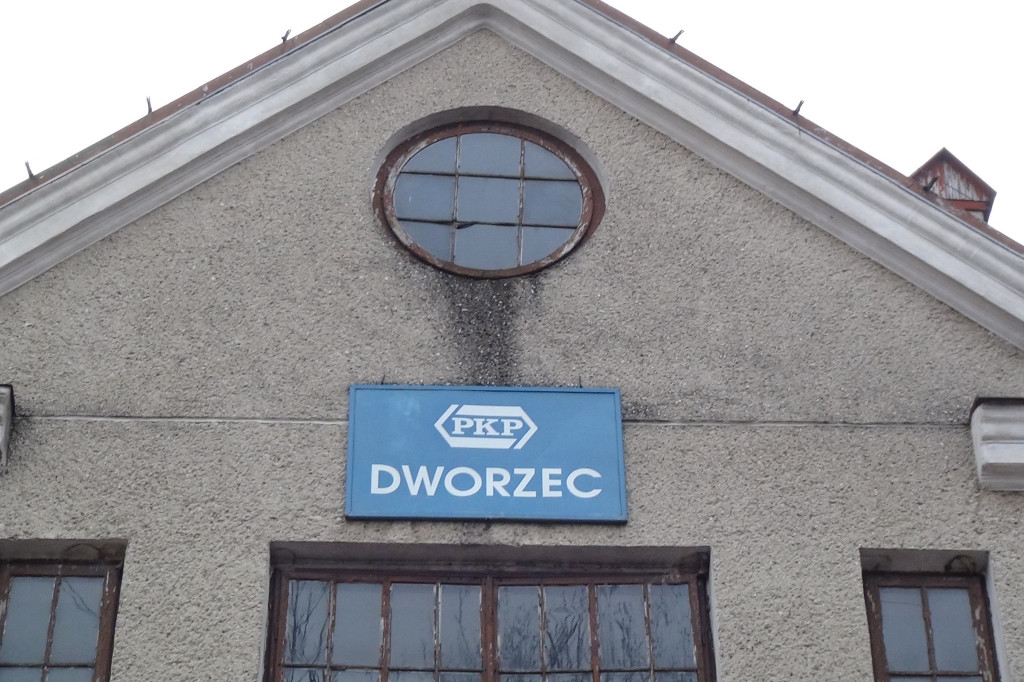 A po dworcu hula wiatr...