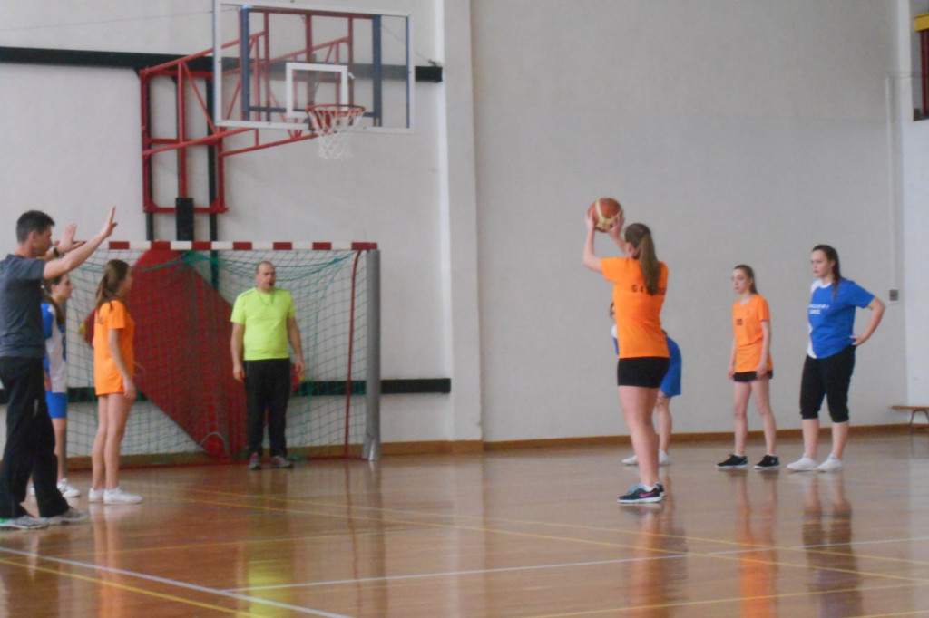 Gimnazjum nr 1 triumfuje w koszykówce dziewcząt
