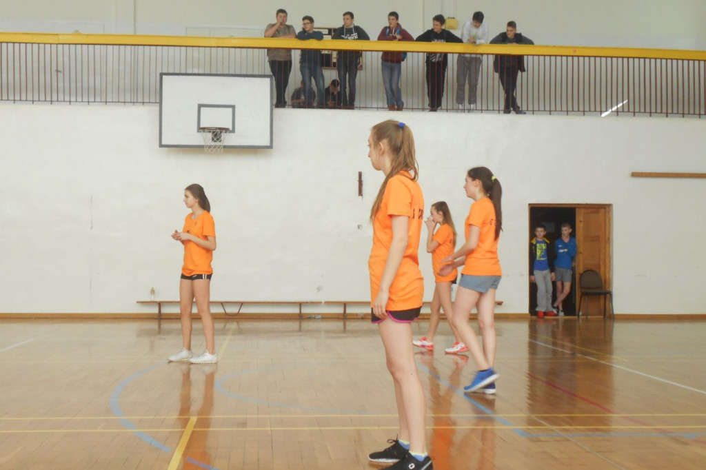 Gimnazjum nr 1 triumfuje w koszykówce dziewcząt