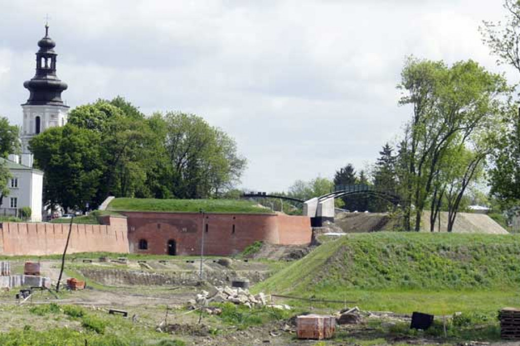 Kładka na Bastionie I z barierkami