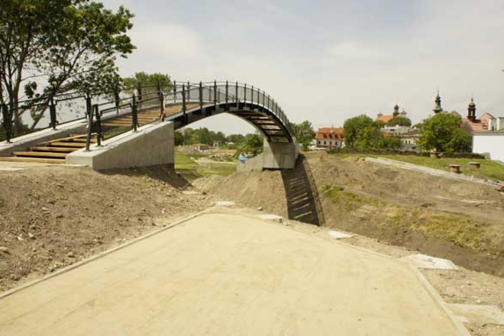 Bastion I. Ciąg dalszy budowy kładek