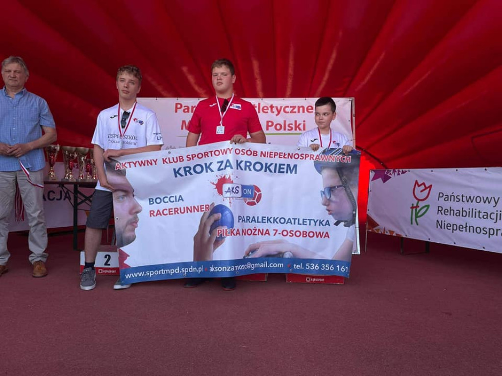 Wysyp medali dla Akson Krok za krokiem