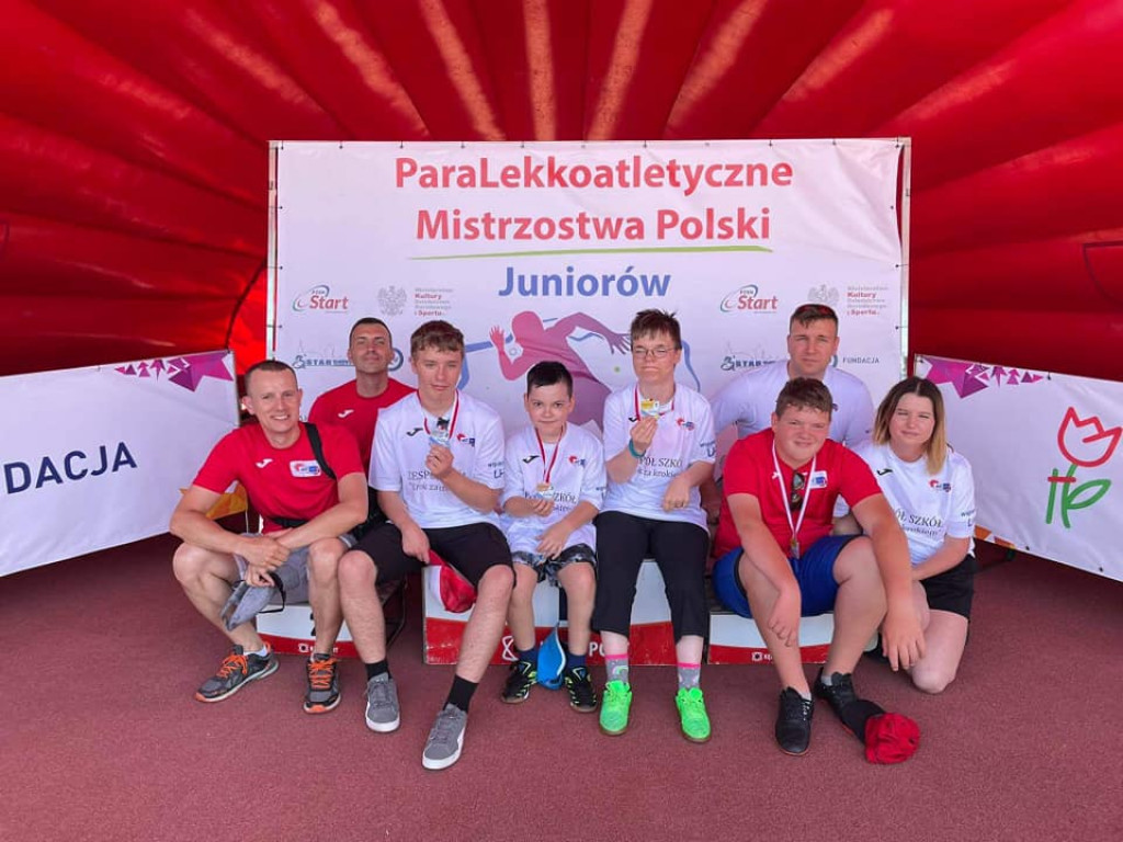 Wysyp medali dla Akson Krok za krokiem