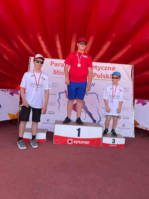 Wysyp medali dla Akson Krok za krokiem