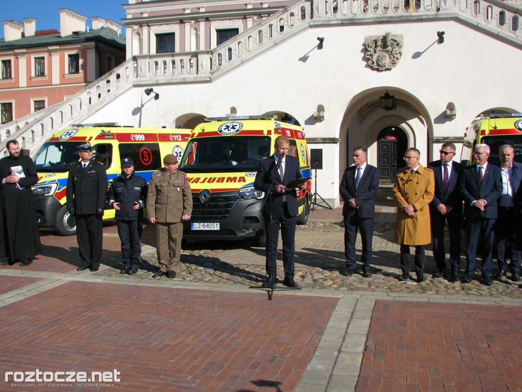 Oddanie do użytku czterech nowych ambulansów i wręczenie odznak honorowych 