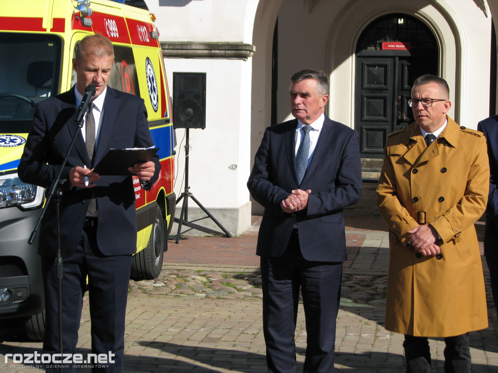 Oddanie do użytku czterech nowych ambulansów i wręczenie odznak honorowych 