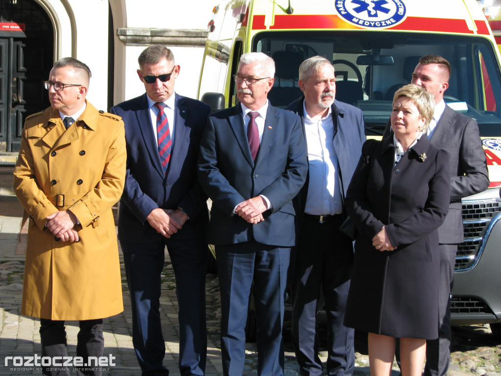 Oddanie do użytku czterech nowych ambulansów i wręczenie odznak honorowych 