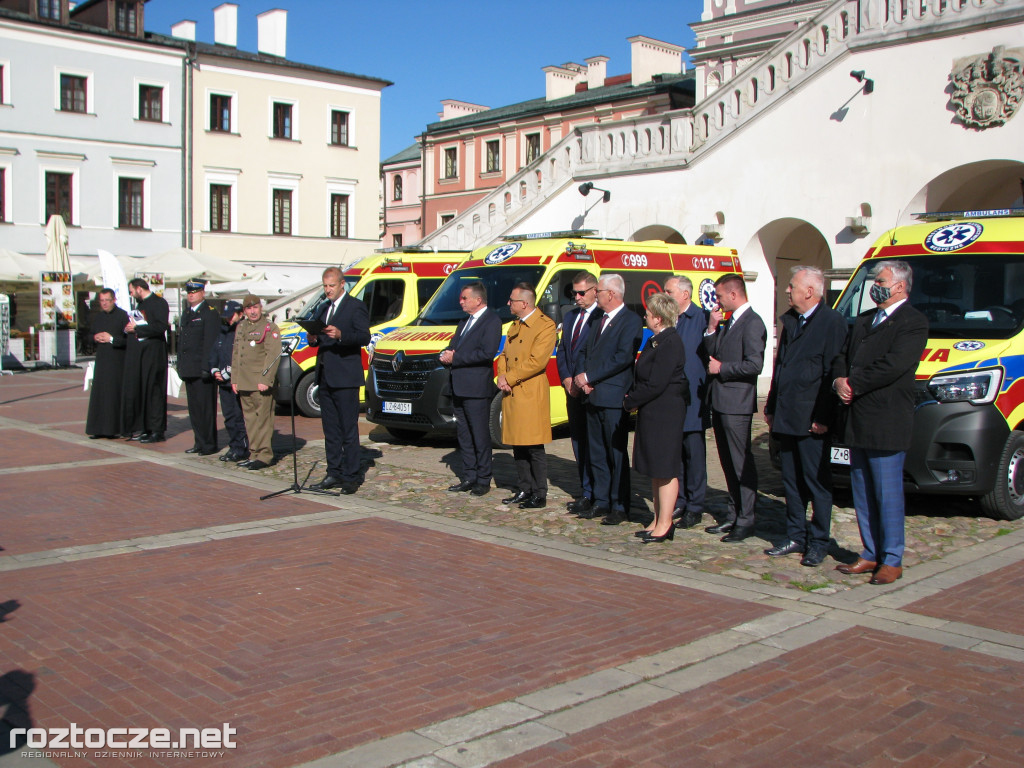 Oddanie do użytku czterech nowych ambulansów i wręczenie odznak honorowych 