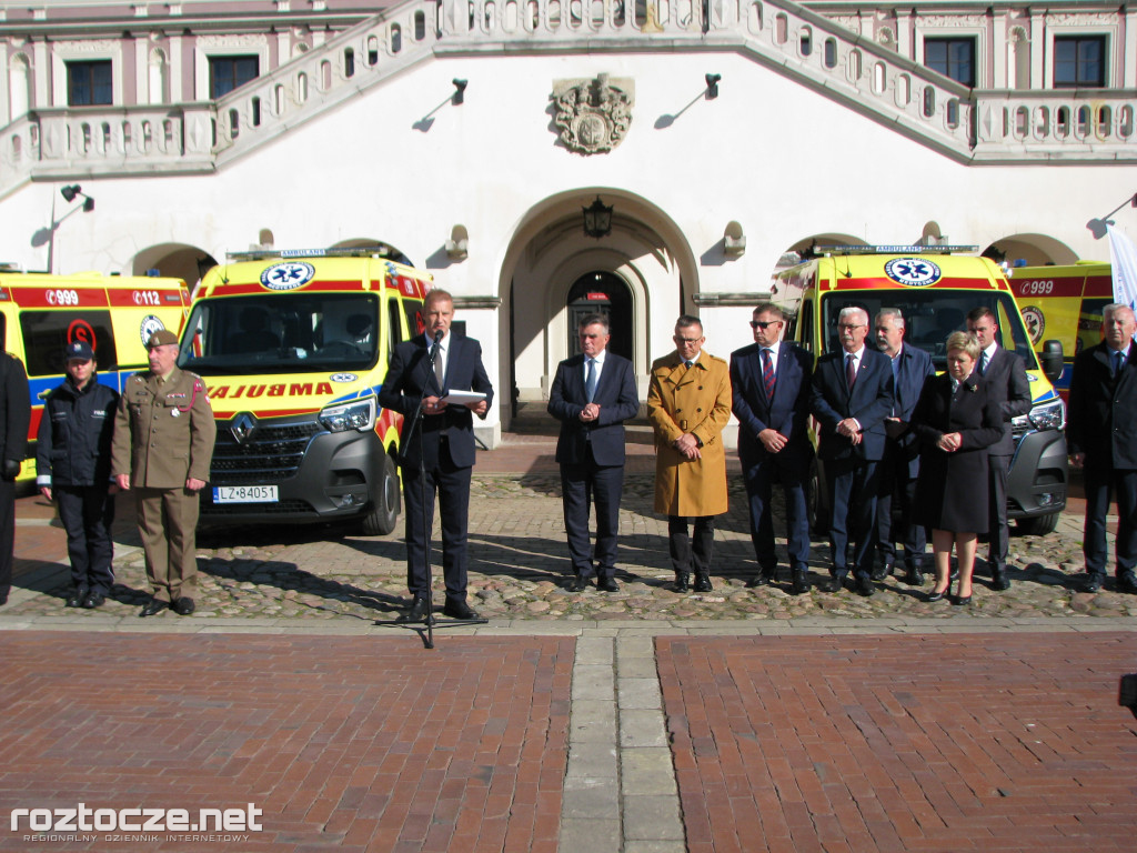 Oddanie do użytku czterech nowych ambulansów i wręczenie odznak honorowych 