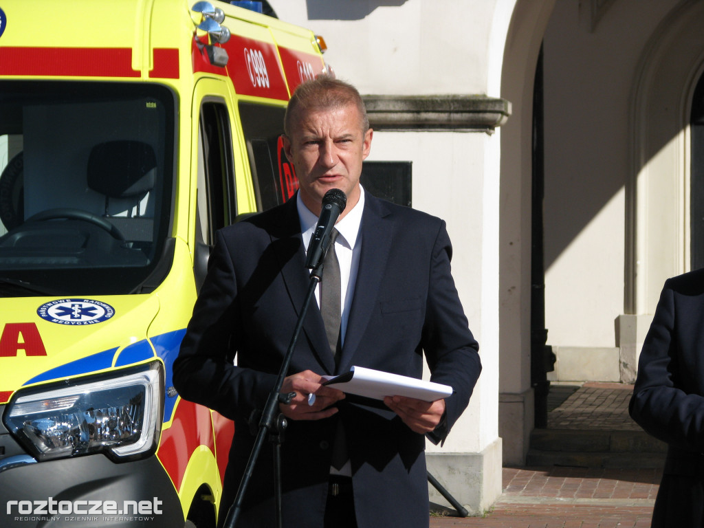 Oddanie do użytku czterech nowych ambulansów i wręczenie odznak honorowych 