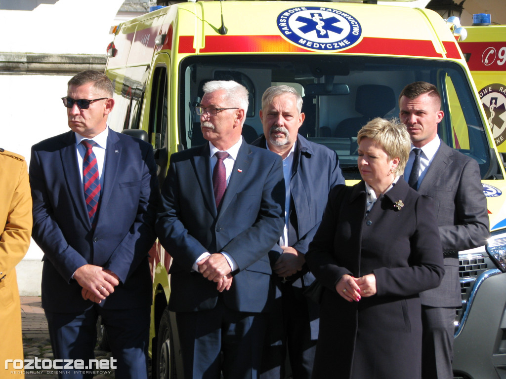 Oddanie do użytku czterech nowych ambulansów i wręczenie odznak honorowych 