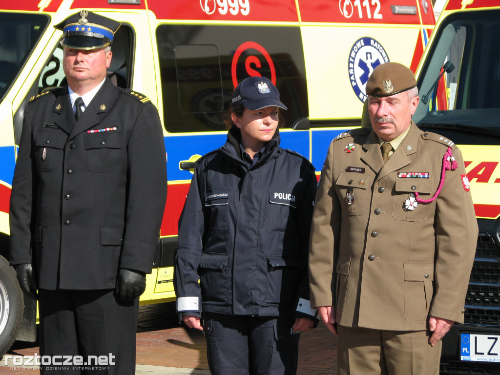 Oddanie do użytku czterech nowych ambulansów i wręczenie odznak honorowych 