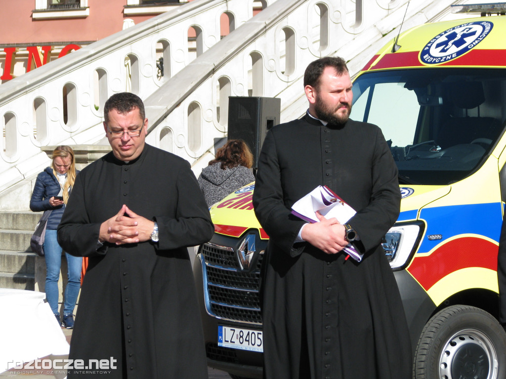 Oddanie do użytku czterech nowych ambulansów i wręczenie odznak honorowych 