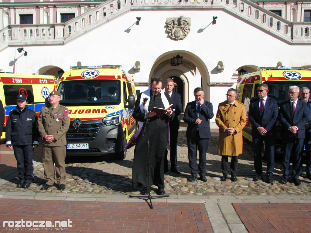 Oddanie do użytku czterech nowych ambulansów i wręczenie odznak honorowych 