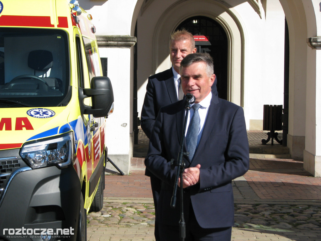 Oddanie do użytku czterech nowych ambulansów i wręczenie odznak honorowych 