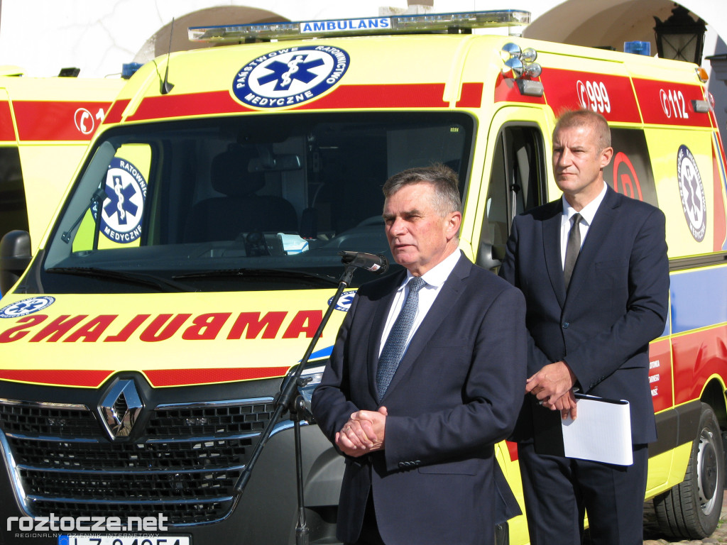 Oddanie do użytku czterech nowych ambulansów i wręczenie odznak honorowych 