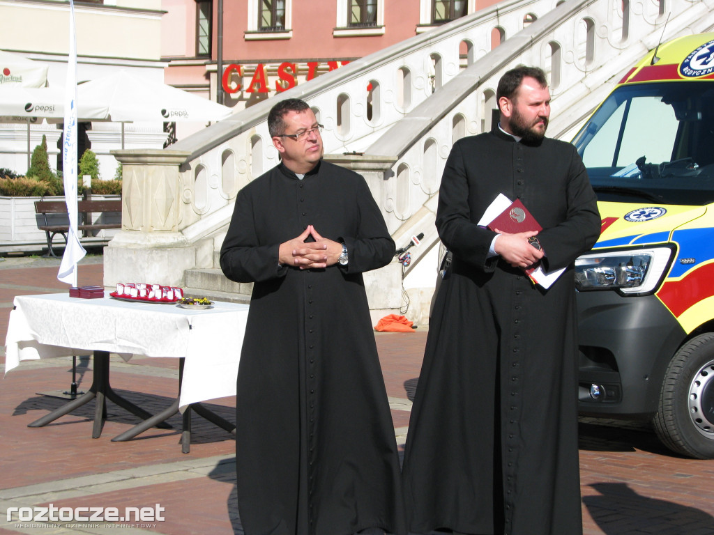 Oddanie do użytku czterech nowych ambulansów i wręczenie odznak honorowych 