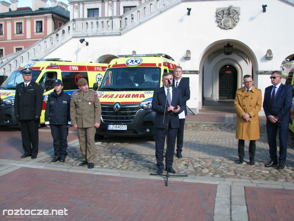 Oddanie do użytku czterech nowych ambulansów i wręczenie odznak honorowych 