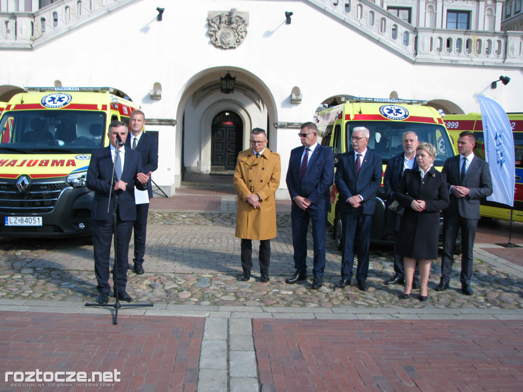 Oddanie do użytku czterech nowych ambulansów i wręczenie odznak honorowych 