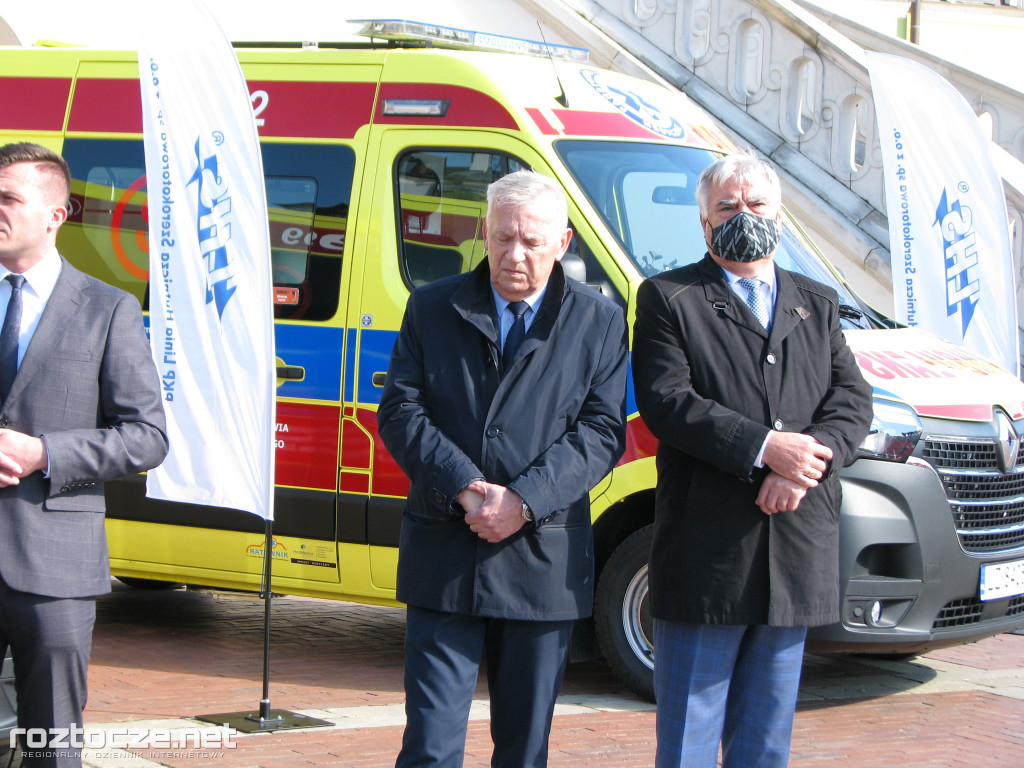 Oddanie do użytku czterech nowych ambulansów i wręczenie odznak honorowych 