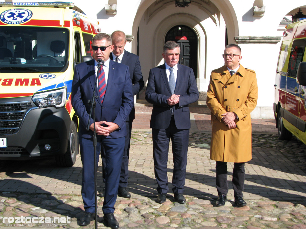 Oddanie do użytku czterech nowych ambulansów i wręczenie odznak honorowych 