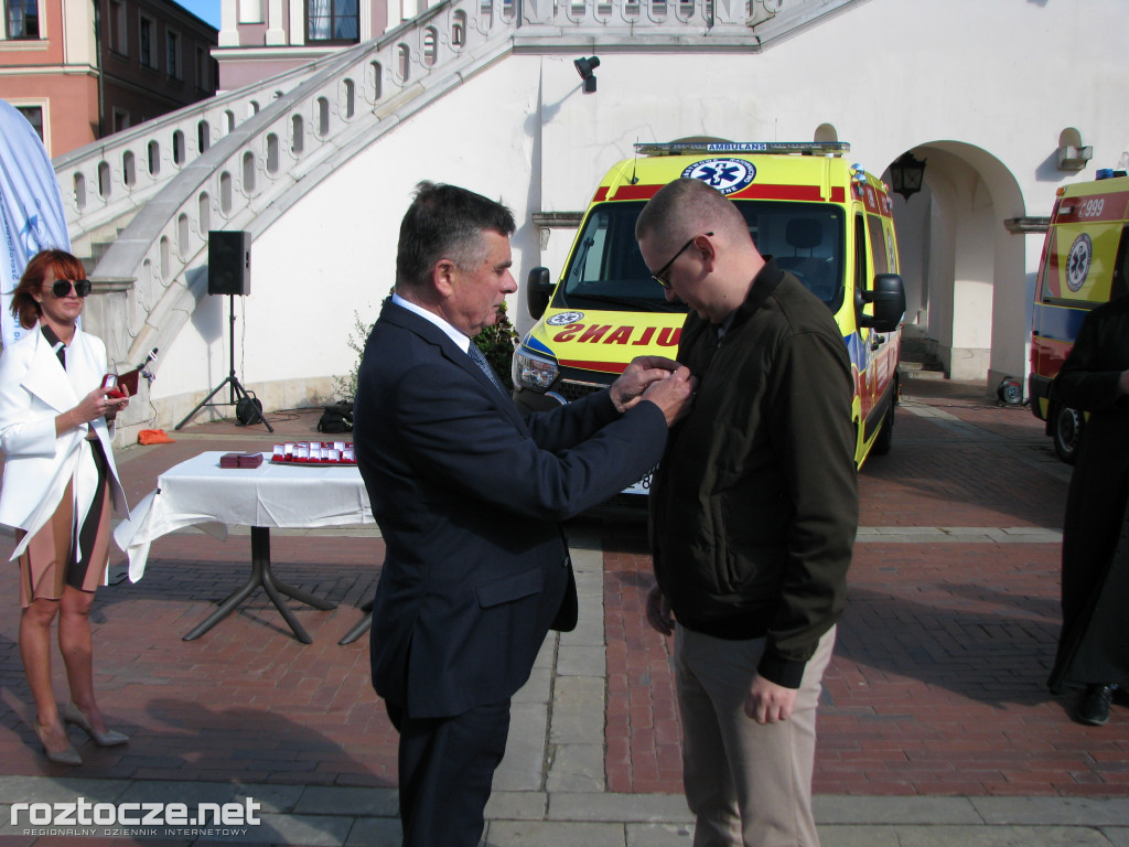 Oddanie do użytku czterech nowych ambulansów i wręczenie odznak honorowych 