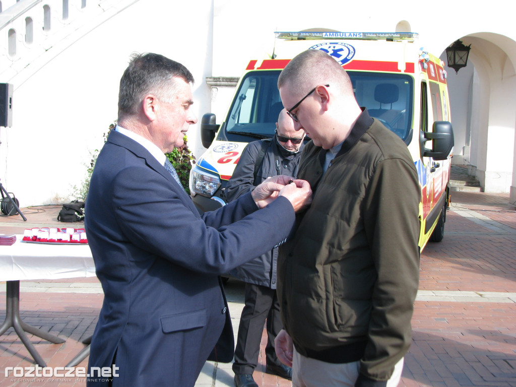 Oddanie do użytku czterech nowych ambulansów i wręczenie odznak honorowych 