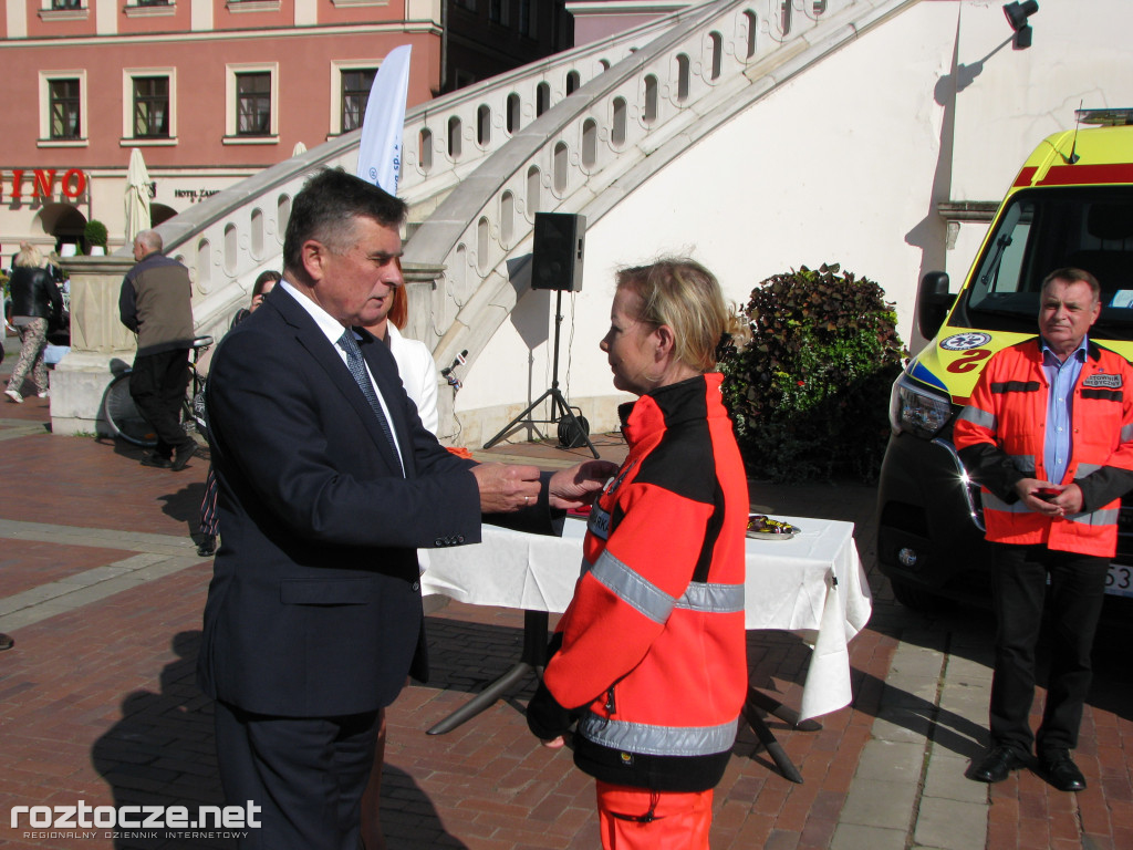 Oddanie do użytku czterech nowych ambulansów i wręczenie odznak honorowych 