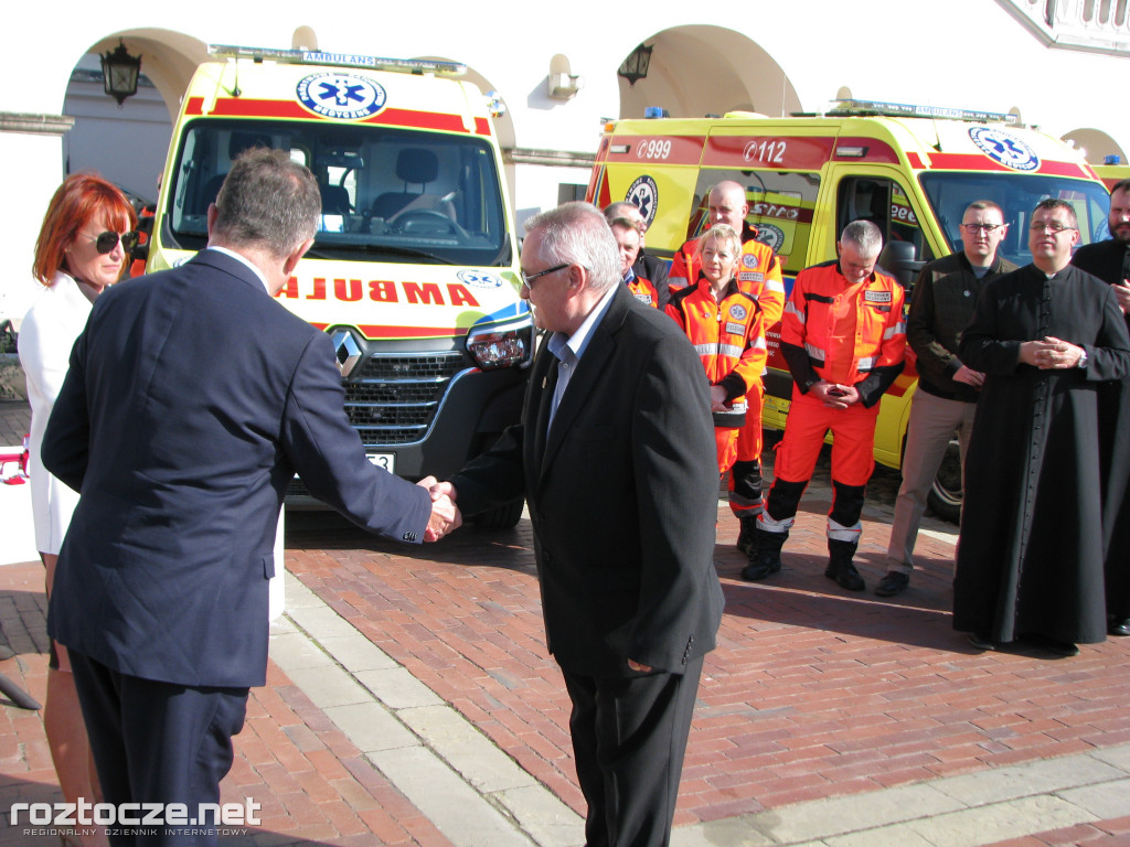 Oddanie do użytku czterech nowych ambulansów i wręczenie odznak honorowych 