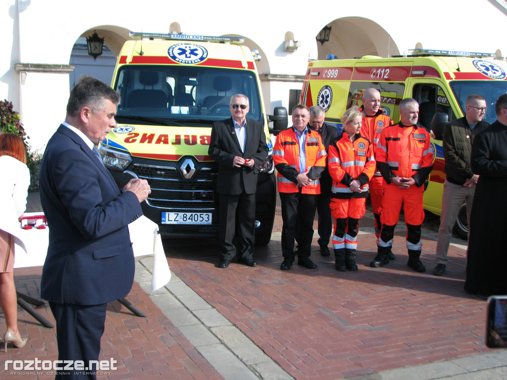 Oddanie do użytku czterech nowych ambulansów i wręczenie odznak honorowych 