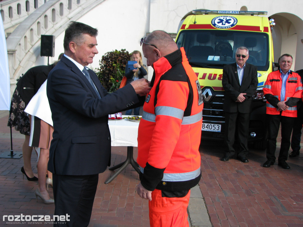 Oddanie do użytku czterech nowych ambulansów i wręczenie odznak honorowych 