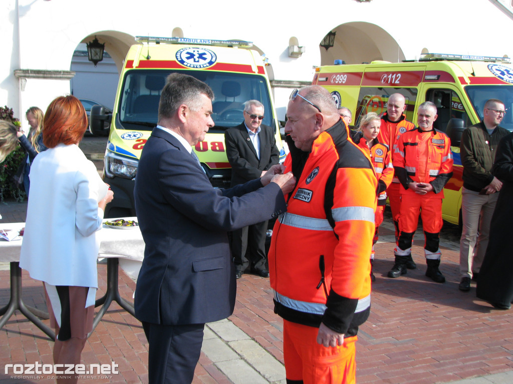 Oddanie do użytku czterech nowych ambulansów i wręczenie odznak honorowych 