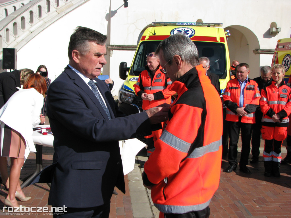 Oddanie do użytku czterech nowych ambulansów i wręczenie odznak honorowych 