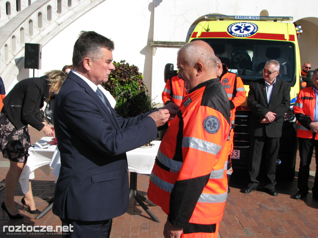 Oddanie do użytku czterech nowych ambulansów i wręczenie odznak honorowych 