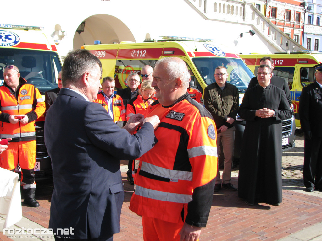 Oddanie do użytku czterech nowych ambulansów i wręczenie odznak honorowych 