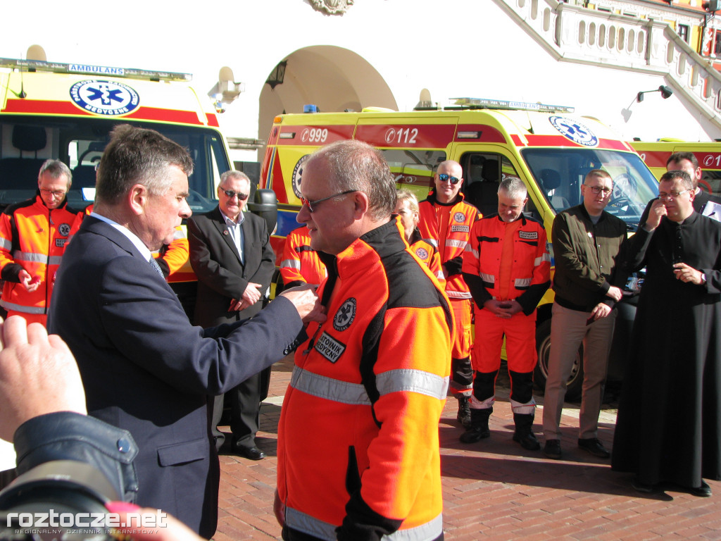 Oddanie do użytku czterech nowych ambulansów i wręczenie odznak honorowych 