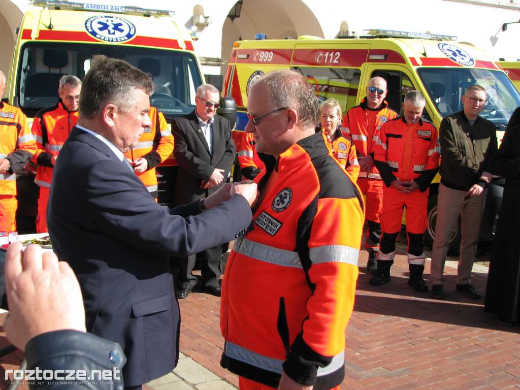 Oddanie do użytku czterech nowych ambulansów i wręczenie odznak honorowych 