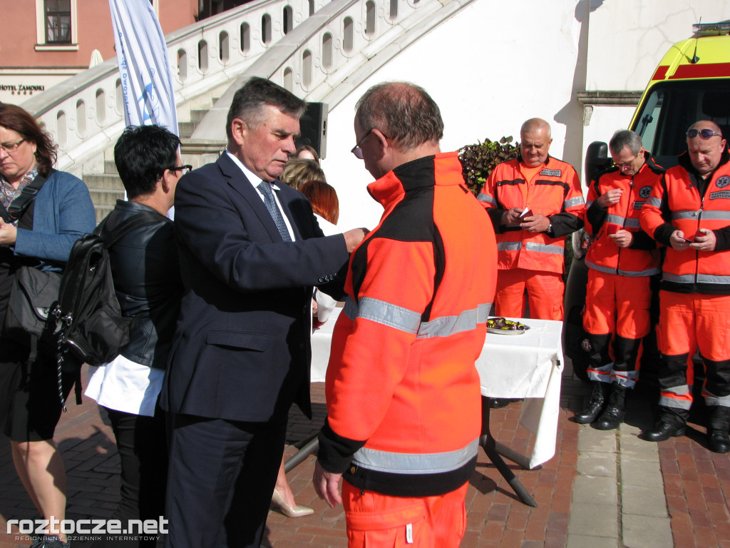 Oddanie do użytku czterech nowych ambulansów i wręczenie odznak honorowych 