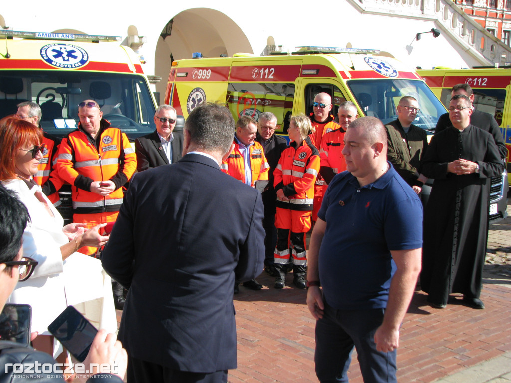 Oddanie do użytku czterech nowych ambulansów i wręczenie odznak honorowych 